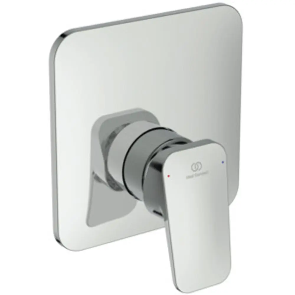 Brausearmatur in verchromtem Finish von Ideal Standard, mit einem quadratischen Wandpaneel und einem ergonomischen Hebel, der eine einfache Steuerung ermöglicht.